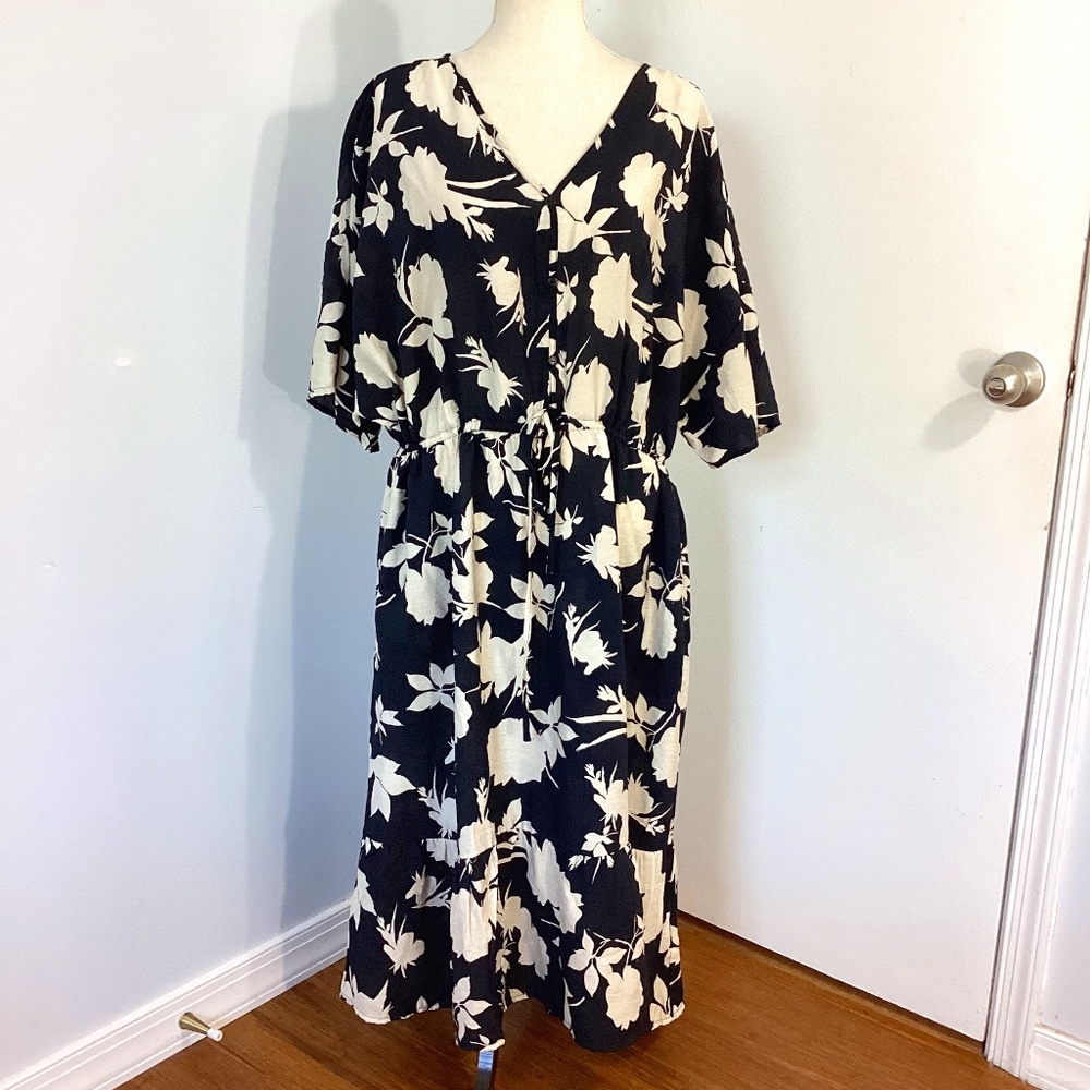 NWT MIIE GABLIELLE  3X MIDI FLORAL DRESS BLACK AND WHITE DOLMAN SLEEVE
